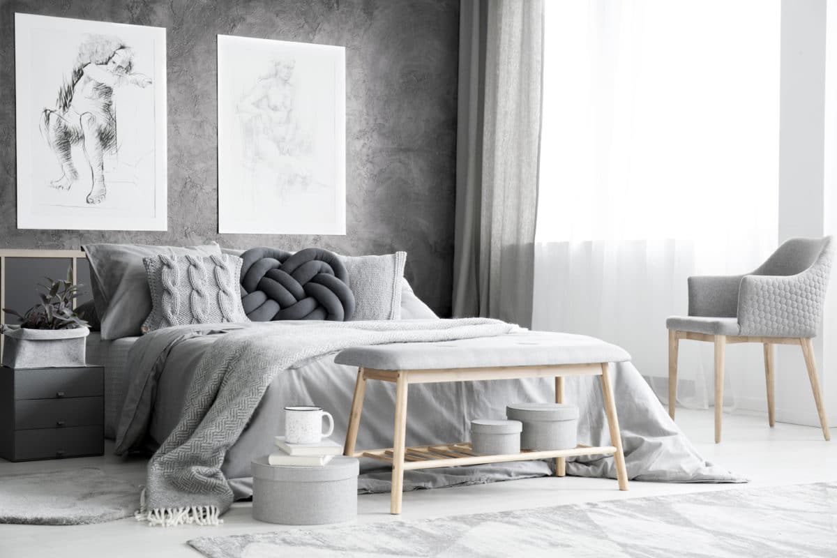 Modernes Schlafzimmer überwiegend in den Farben schwarz, weiß und grau. 