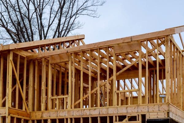 Ein Holzrahmenbau im Rohzustand bildet die Grundlage für einen nachhaltigen Hausbau.
