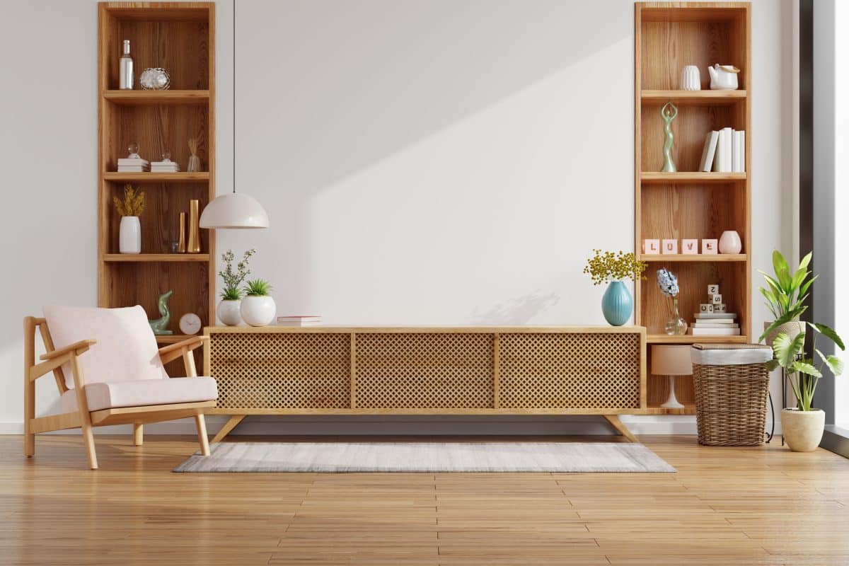 Modernes TV-Board aus Holz mit seitlichen Regalen.