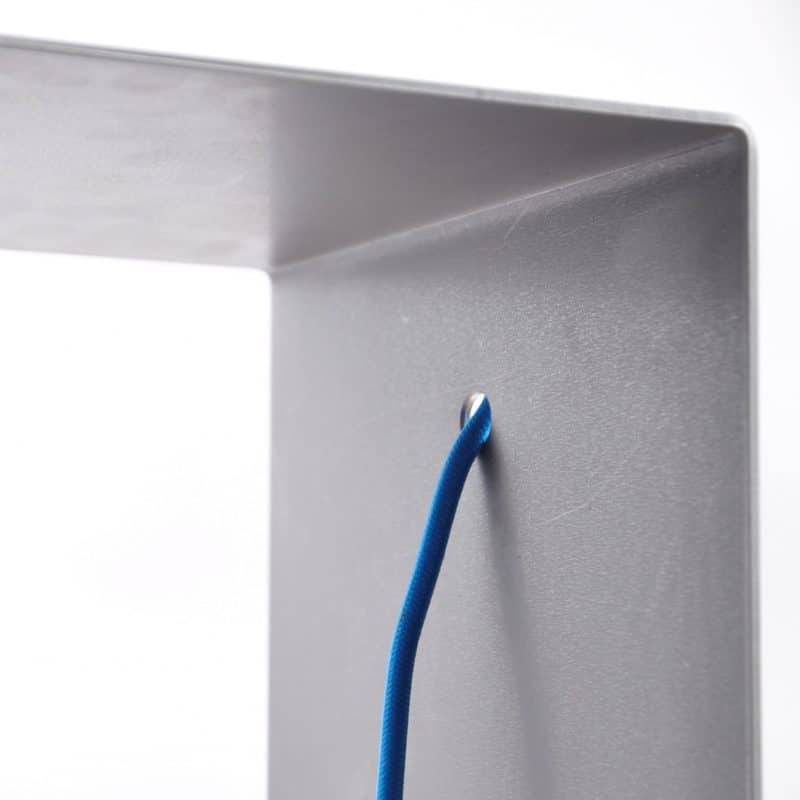 DIY-Lampe aus Stahlblech mit blauen Kabel.