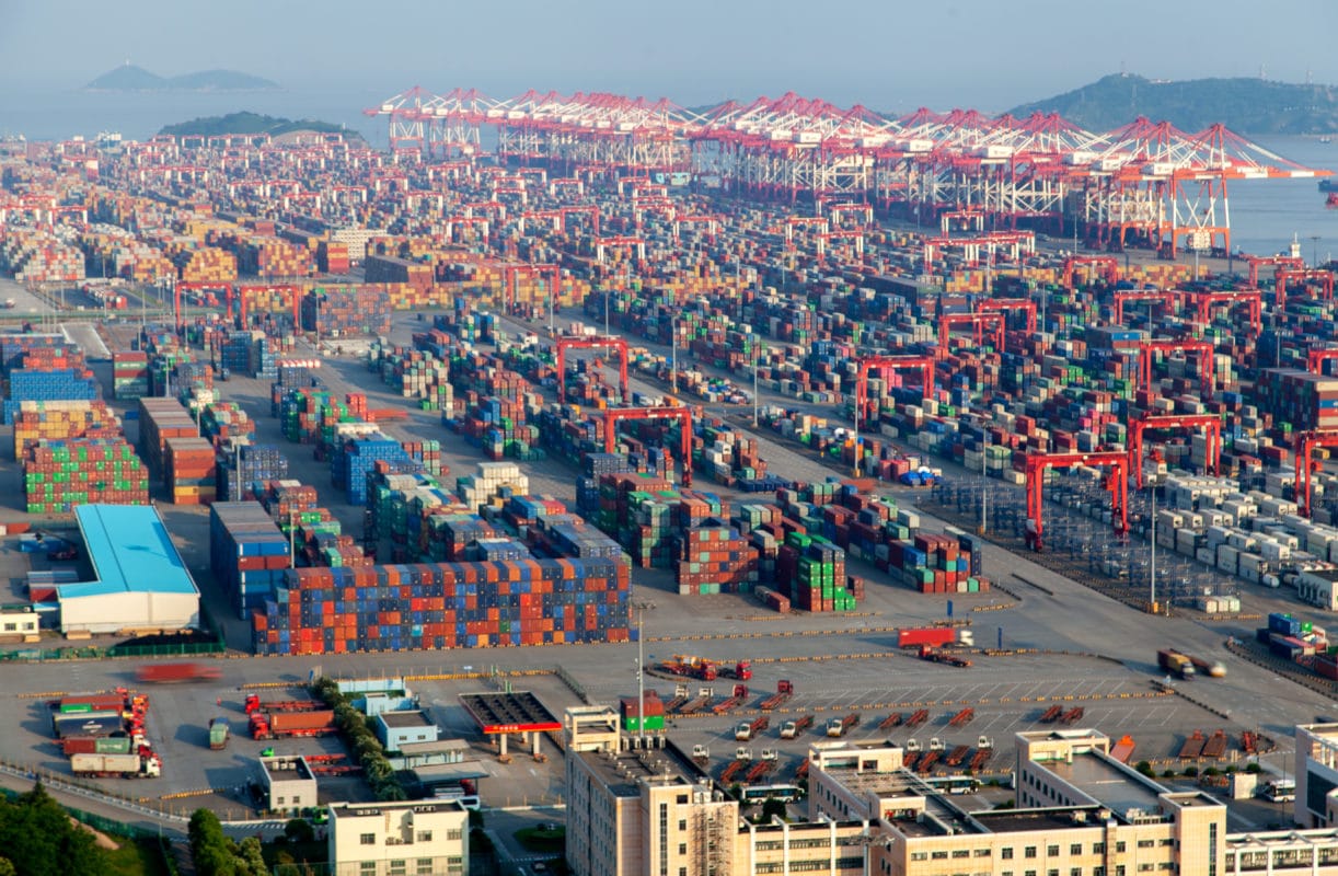 Hafen in China mit unzähligen Containern.