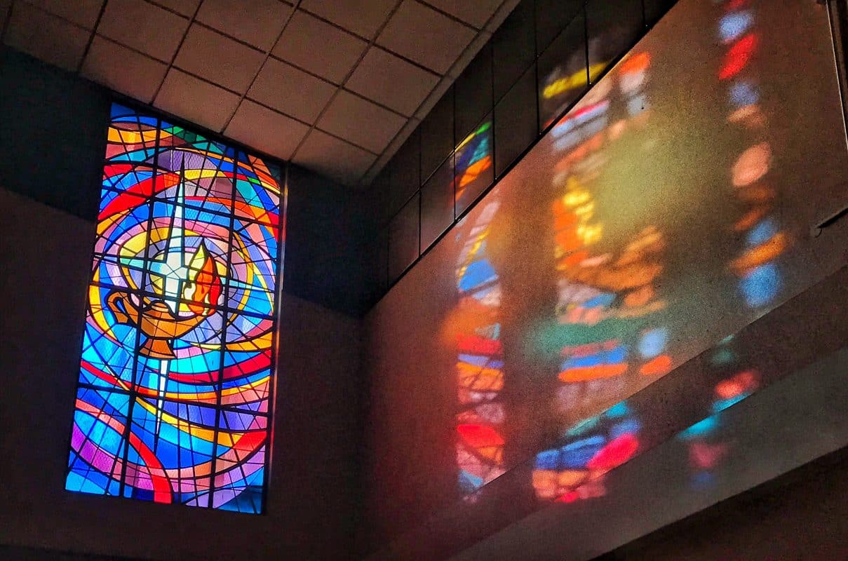Kirchenfenster mit Glasmalerei. 