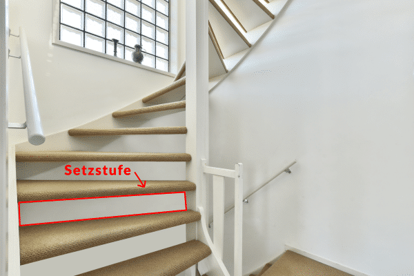 Eine Treppenstufe ist mit Markierung und Beschriftung hervorgehoben.