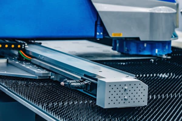 Eine Warmwalzanlage bearbeitet Metallprofile in der industriellen Fertigung.