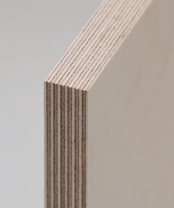 Detailaufnahme einer Multiplexplatte mit sichtbaren Schichten.