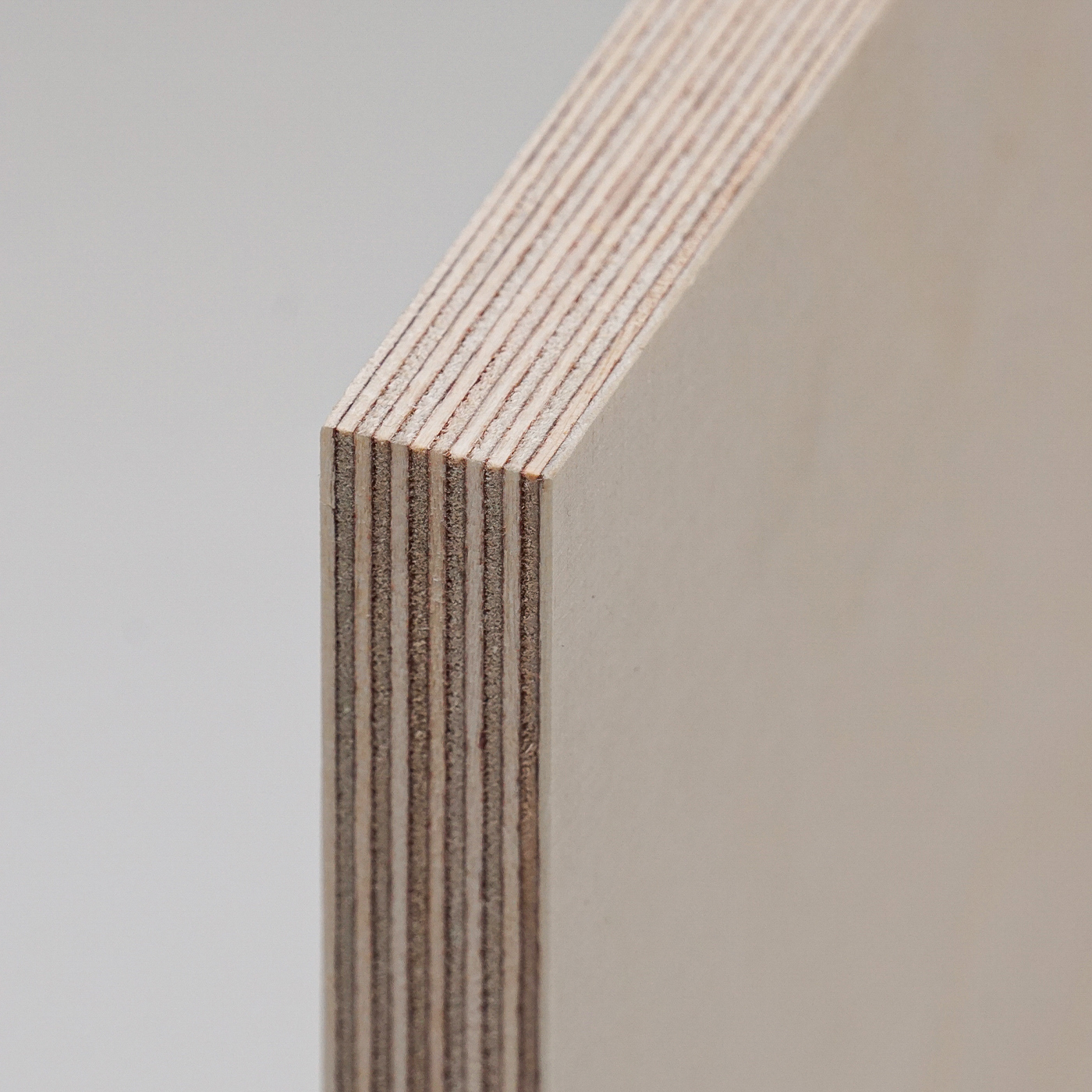 Detailaufnahme einer Multiplexplatte mit sichtbaren Schichten.