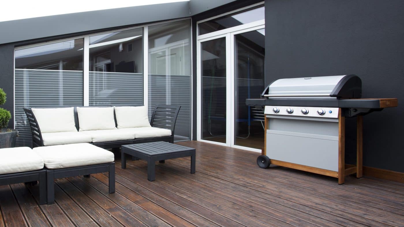 Moderne Terrasse mit Schwarzstahlmöbeln und Gasgrill.