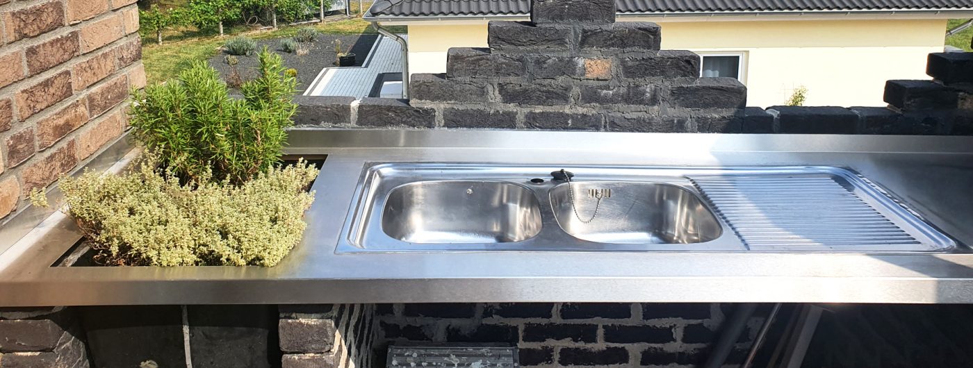 Nahaufnahme einer Edelstahl-Arbeitsplatte für eine Outdoor-Küche mit glatter, hygienischer Oberfläche.