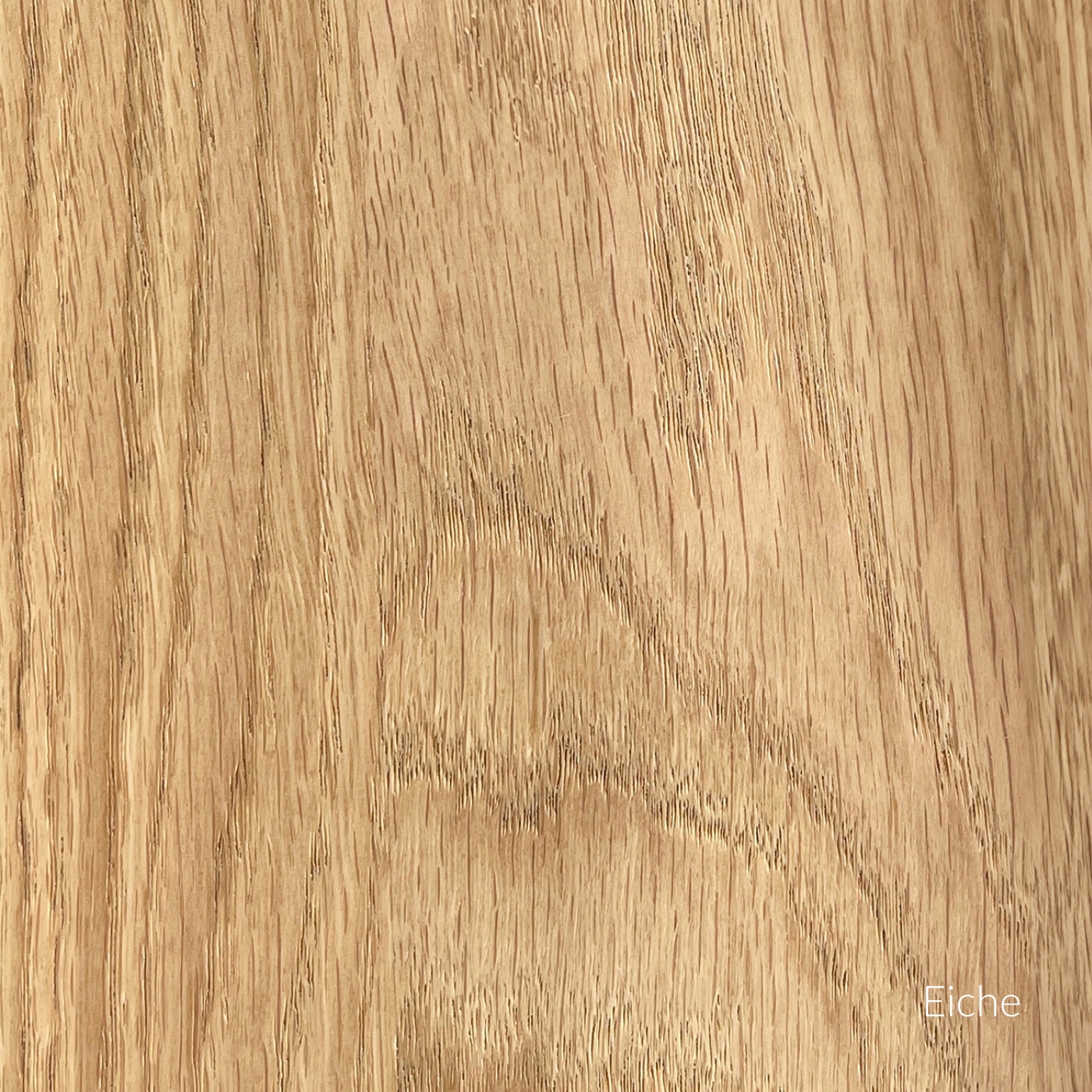 Furnieroberfläche aus Eiche mit feiner, sichtbarer Maserung.