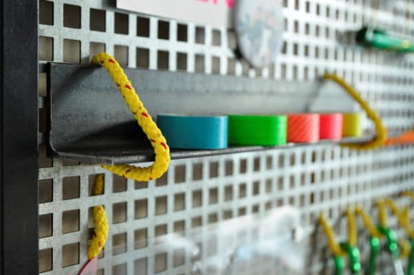 Nahaufnahme eines Pegboards mit Karabiner und Kleberollen.