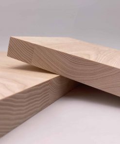 Zwei helle Esche Platten liegen überkreuz auf einer glatten Fläche.