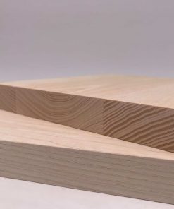 Zwei helle Esche Holzplatten liegen überkreuz auf einer glatten Fläche.
