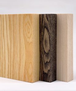 Drei Esche Holzplatten stehen nebeneinander und zeigen verschiedene Farbtöne und Strukturen.
