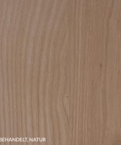Eine unbehandelte Nussbaumoberfläche zeigt eine natürliche und ruhige Maserung.