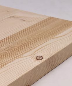 Eine Fichtenholz-Platte zeigt eine helle Maserung und kleine Äste.