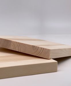 Zwei Fichten Platten liegen übereinander und zeigen eine natürliche Holzstruktur.