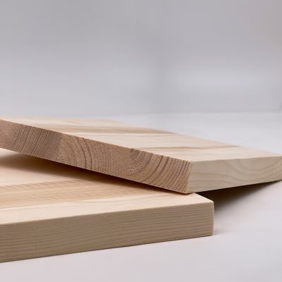 Zwei Fichten Platten liegen übereinander und zeigen eine natürliche Holzstruktur.