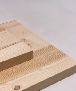 Zwei Fichten Platten liegen übereinander und zeigen eine natürliche Holzstruktur.