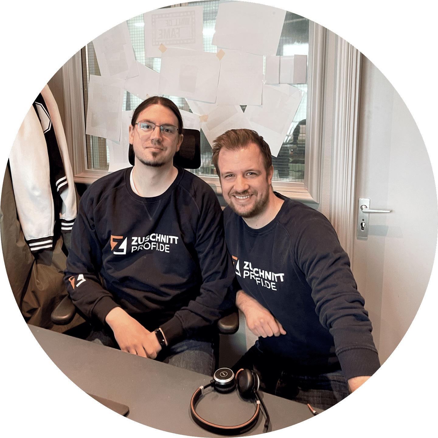 Zwei Teammitglieder von zuschnittprofi.mom sitzen gemeinsam am Arbeitsplatz.