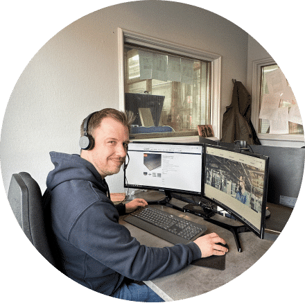 Ein Mitarbeiter von zuschnittprofi.mom arbeitet konzentriert am Rechner in der Kundenberatung.