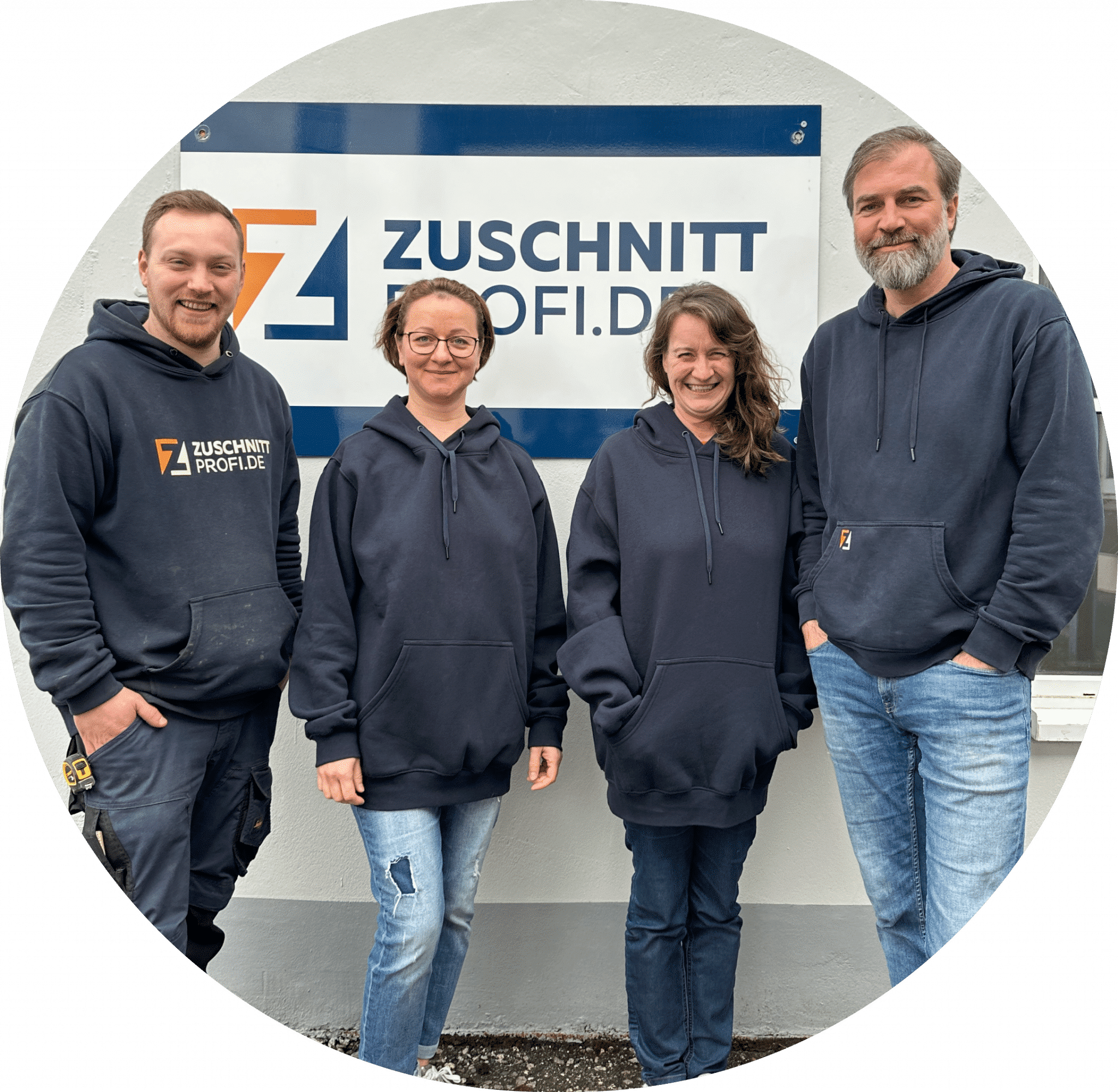 Das Team von Zuschnittprofi steht gemeinsam vor dem Firmengebäude und zeigt Zusammenhalt.