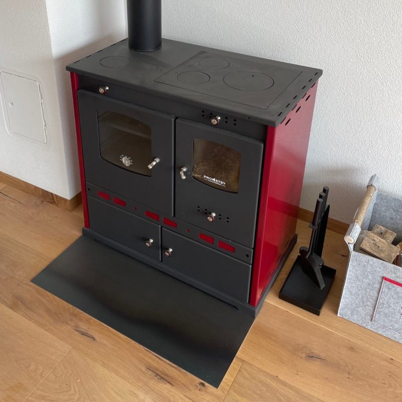 Funkenschutzplatte für Kamin aus Schwarzstahl, flach liegend, schützt Boden vor Funkenflug und Hitze.