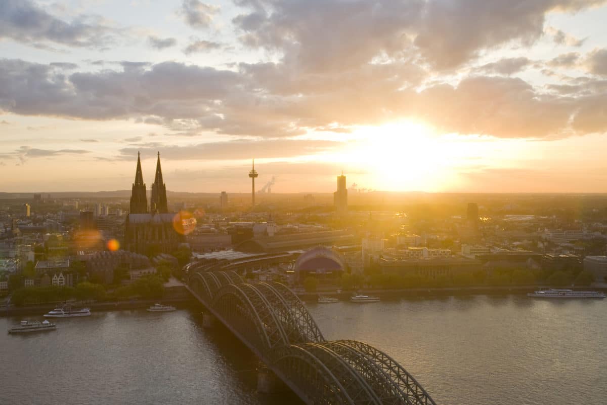 Sonnenuntergang über Köln mit Dom und Hohenzollernbrücke.