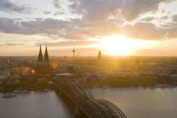 Sonnenuntergang über Köln mit Dom und Hohenzollernbrücke.