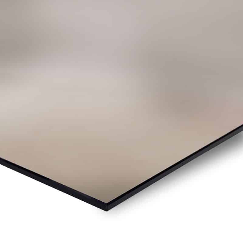 Eine beige Glasscheibe zeigt eine klare grünliche Kante und glatte Oberfläche.