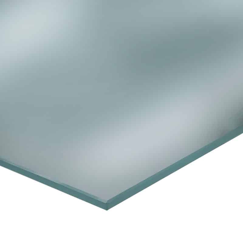 Eine matte Glasscheibe zeigt eine klare grünliche Kante und glatte Oberfläche.