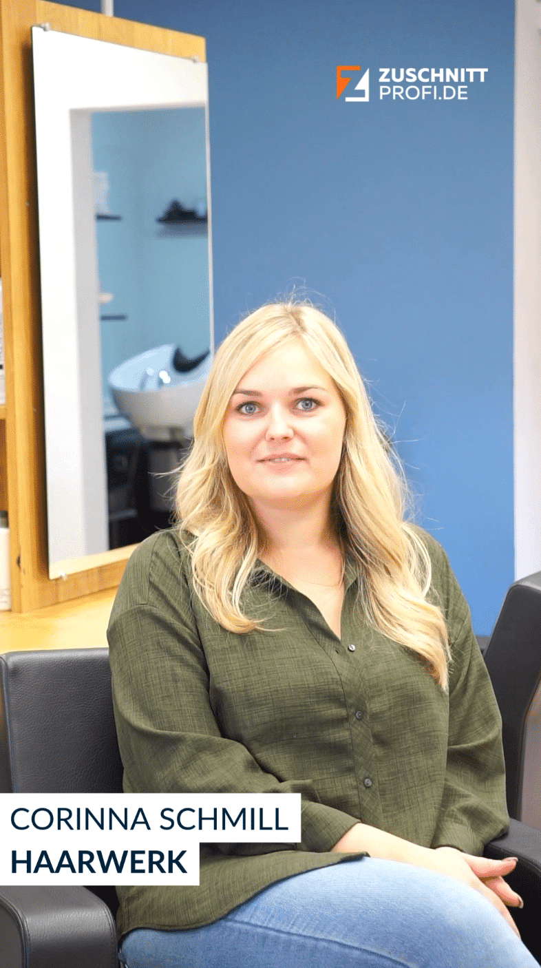 Frau mit blondem Haar sitzt im Salon vor blau-weißer Wand.