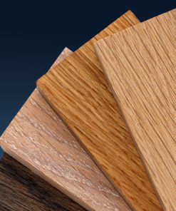 Mehrere Holzmuster-Bretter mit unterschiedlicher Maserung und Farbgebung, angeordnet zur Detailansicht.