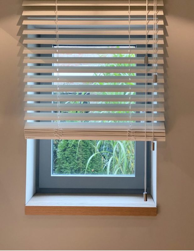 Fenstersims mit Fensterbank