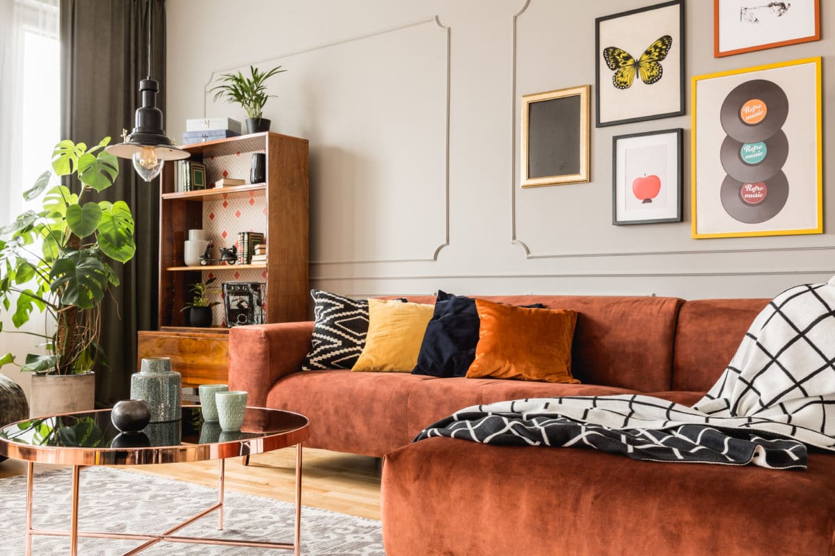 Modernes Wohnzimmer im skandinavischen Stil.