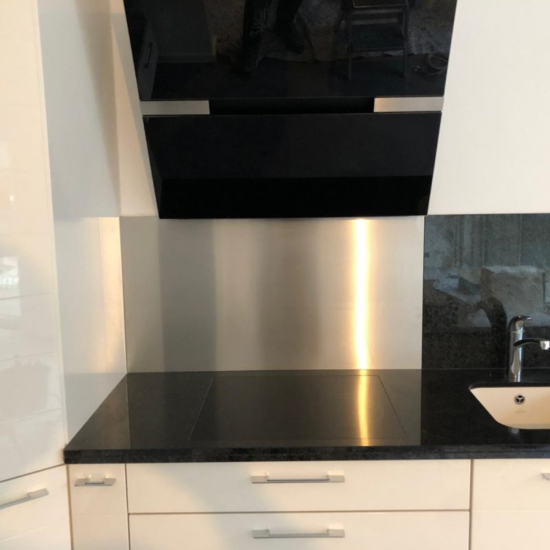 Edelstahlblende für die Küche in Detailaufnahme, glatte und rostfreie Oberfläche, präzise zugeschnitten.
