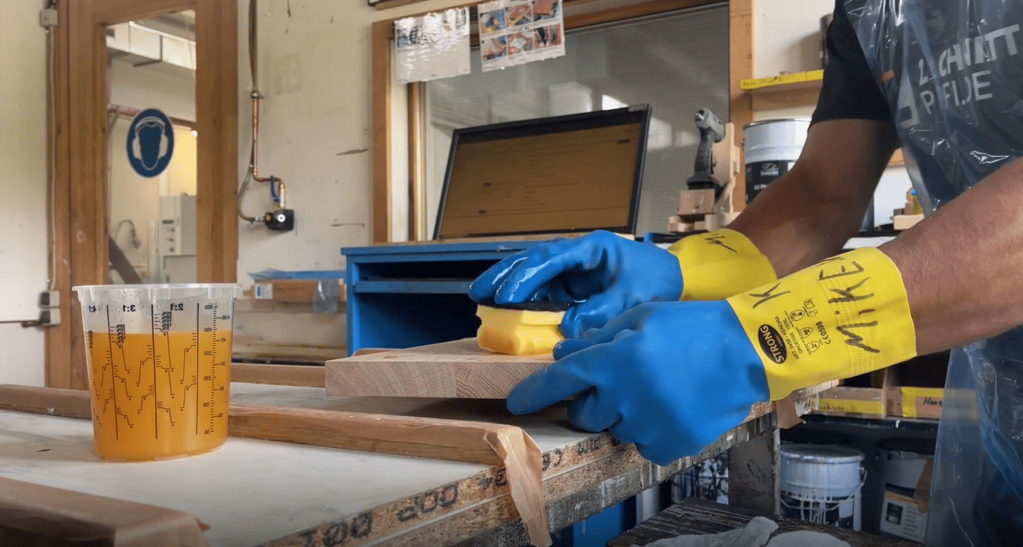Ein Mitarbeiter von zuschnittprofi.mom pflegt eine Holzoberfläche in der Werkstatt.