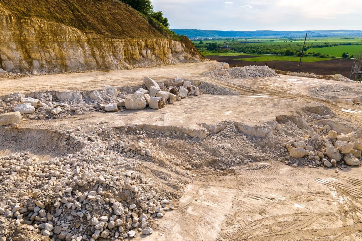 Die Metallurgie befasst sich sowohl mit den Verfahren zur Gewinnung von Metall aus Erz als auch mit der Verformung, Aufbereitung und dem Recycling von Metallen und anderen - im metallurgischen Sinne - wichtigen Elementen.