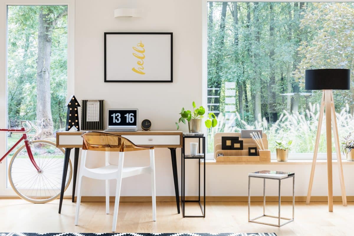Heller Homeoffice-Platz mit modernem Schreibtisch und großem Fensterblick.