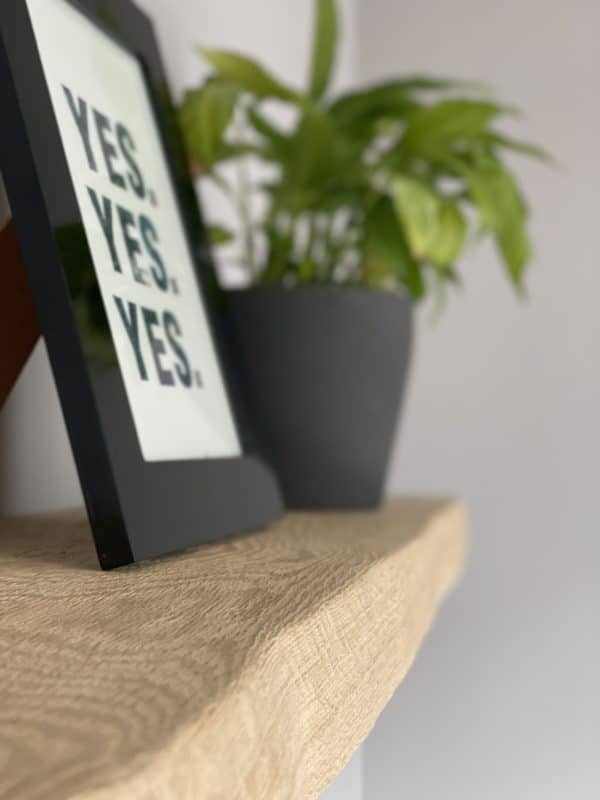schwebendes-wandregal-aus-eiche-massiv_floating-shelf