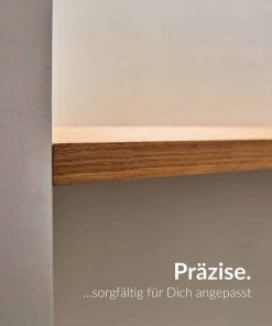 Eine passgenau montierte Massivholzplatte schließt präzise mit der Wand ab.
