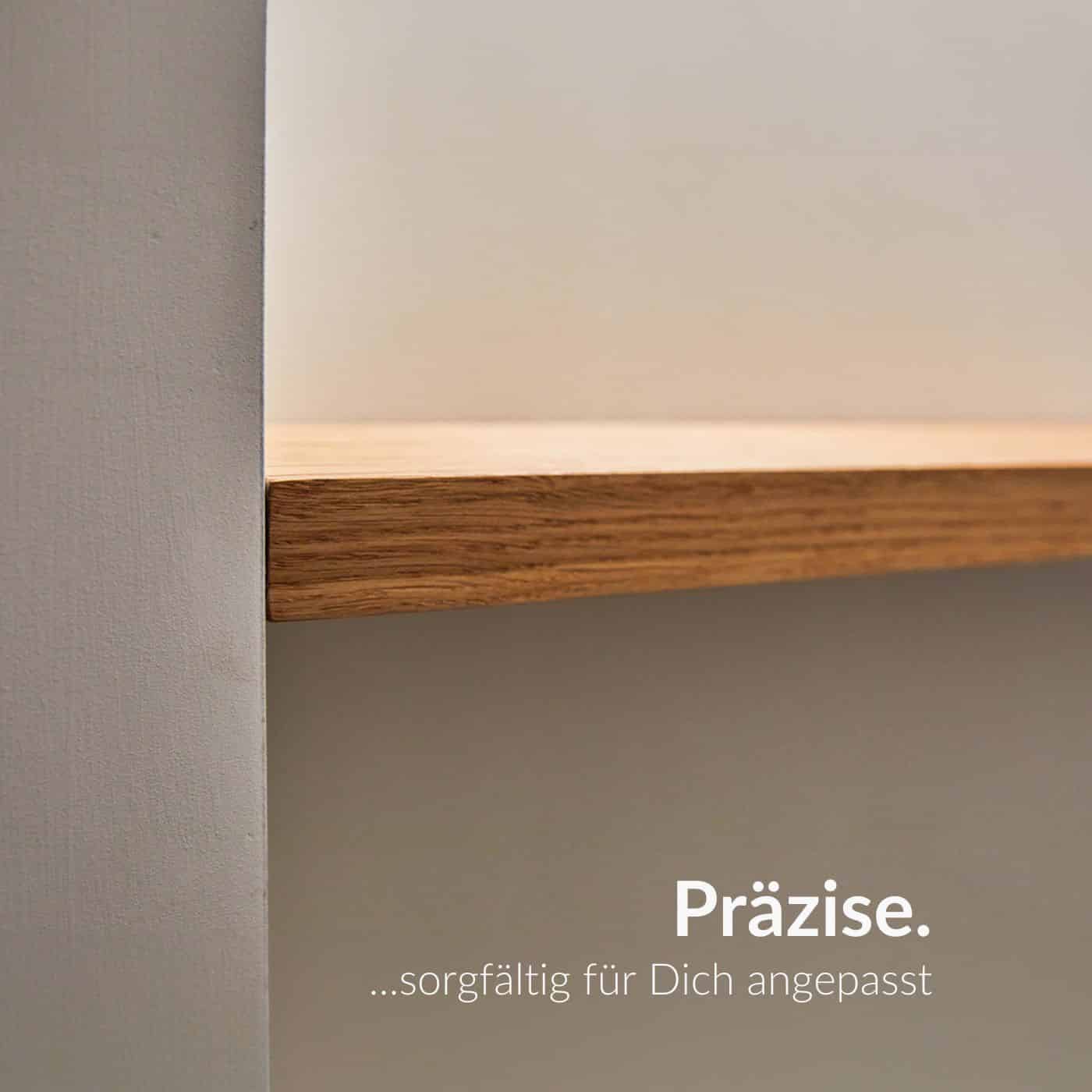Eine passgenau montierte Massivholzplatte schließt präzise mit der Wand ab.