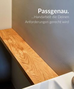 Eine seitliche Holzablage sitzt passgenau zwischen Wand und Waschbereich eingearbeitet.