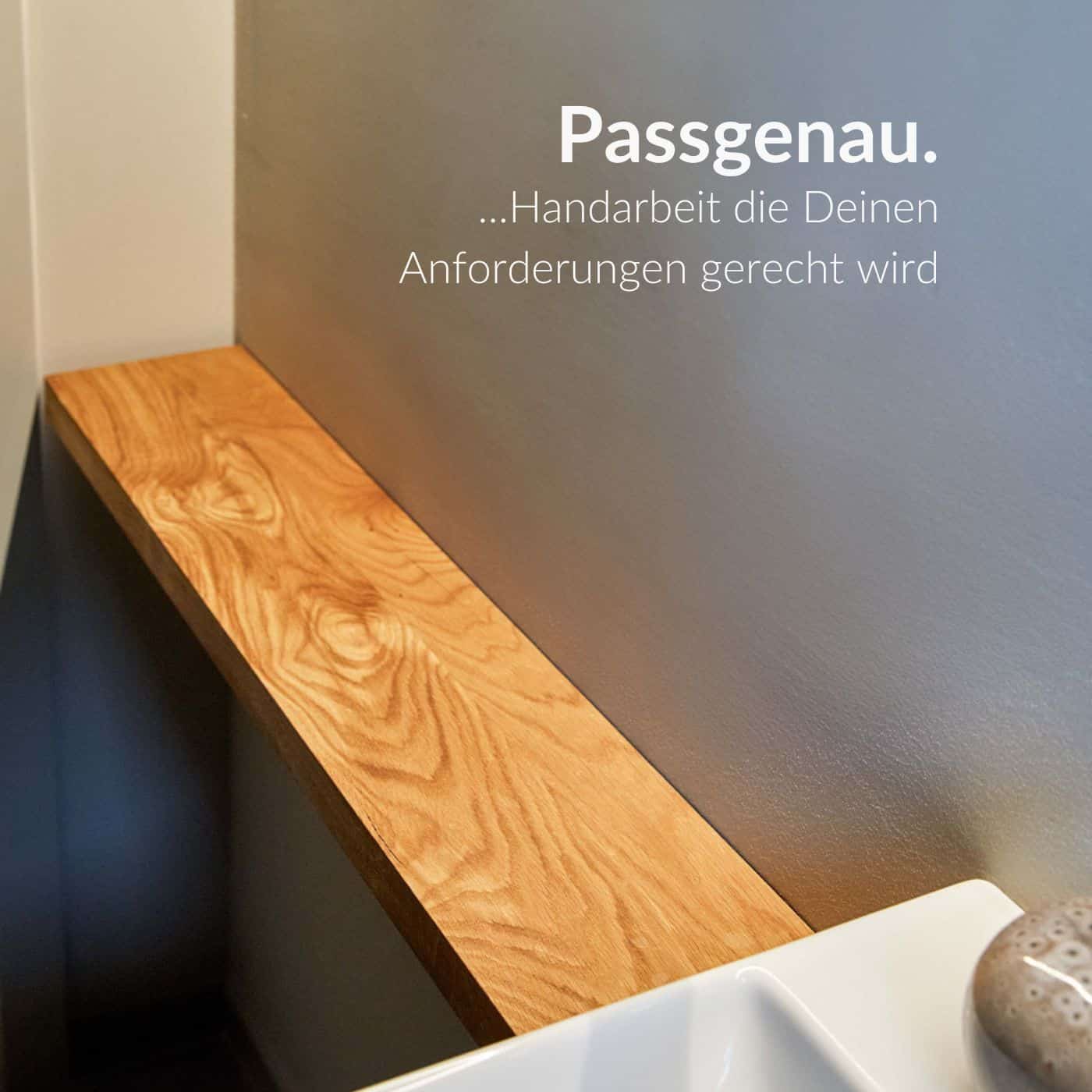 Eine seitliche Holzablage sitzt passgenau zwischen Wand und Waschbereich eingearbeitet.