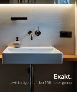 Ein minimalistisches Bad präsentiert ein präzise eingepasstes Holzboard unter dem Waschbecken.