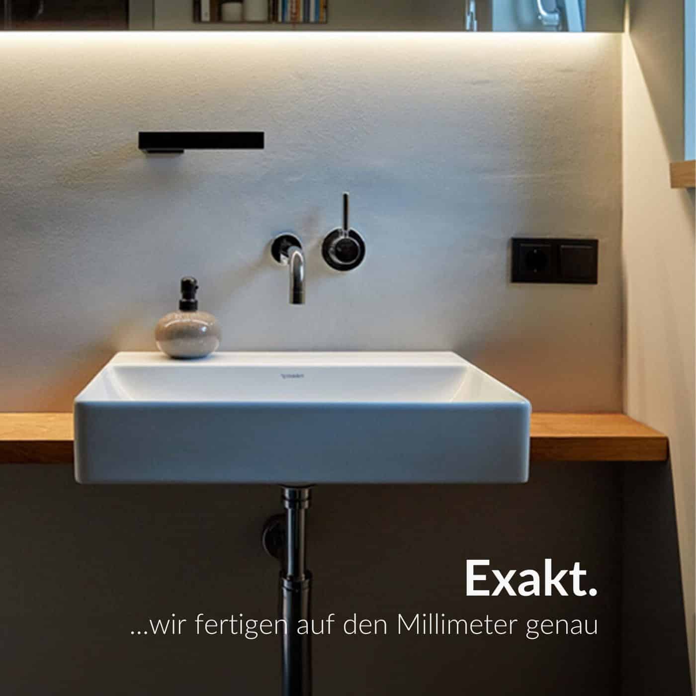 Ein minimalistisches Bad präsentiert ein präzise eingepasstes Holzboard unter dem Waschbecken.