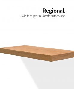 Ein schlichtes Holzboard schwebt leicht vor einem hellen Hintergrund im Raum.