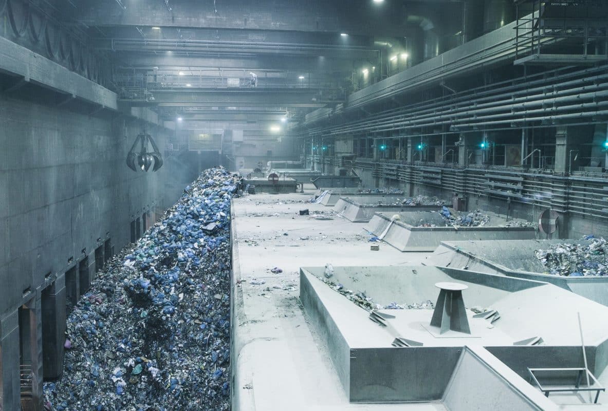 Die Metallurgie befasst sich sowohl mit den Verfahren zur Gewinnung von Metall aus Erz als auch mit der Verformung, Aufbereitung und dem Recycling von Metallen und anderen - im metallurgischen Sinne - wichtigen Elementen.