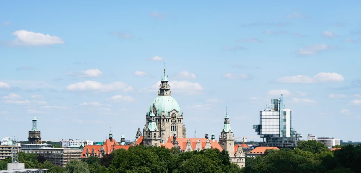 Blick auf das Neue Rathaus in Hannover bei klarem Himmel.