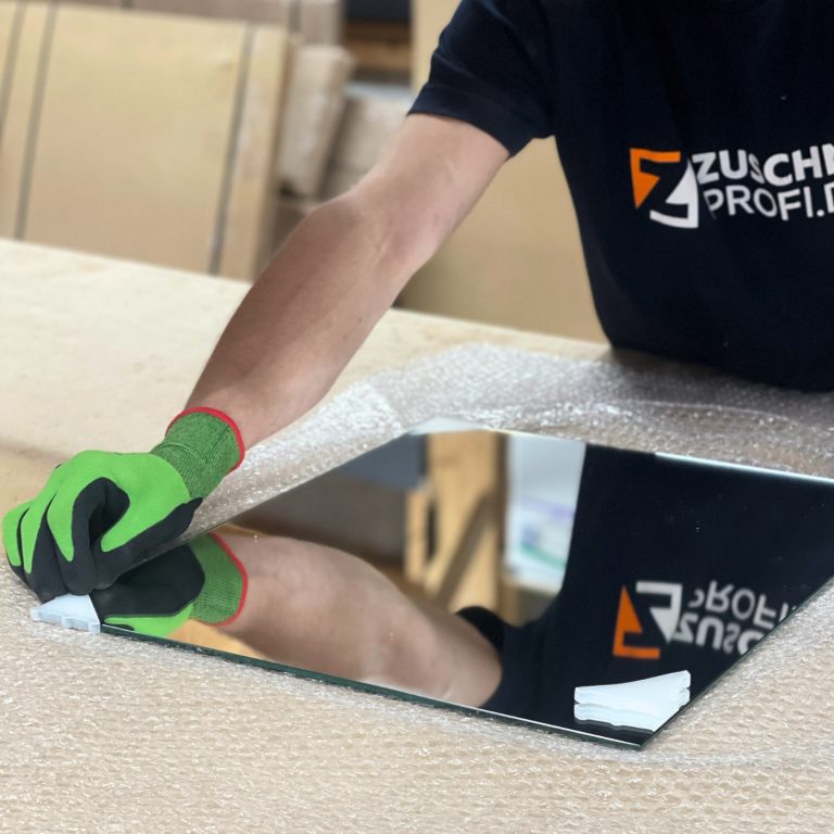 Ein maßgefertigter Kristallspiegel, ideal für Badezimmer oder Wohnräume, wird sicher verpackt.