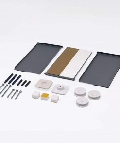 Montageset für Spiegelwandhalterung mit Schrauben, Dübeln und Metallplatten.